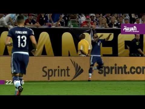 رونالد يواصل إثارة الجدل بتصرفاته الغريبة