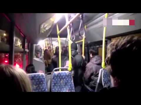 شاب يبرح رجل ضربا لمطالبته بالهدوء