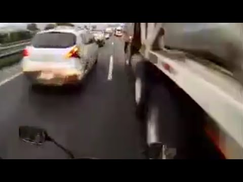 قائد دراجة بخاريّة يخترق صفوف السيارات