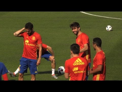 شاهد المنتخب الإسباني يتمرن استعدادا لمواجهة نظيره الإيطالي