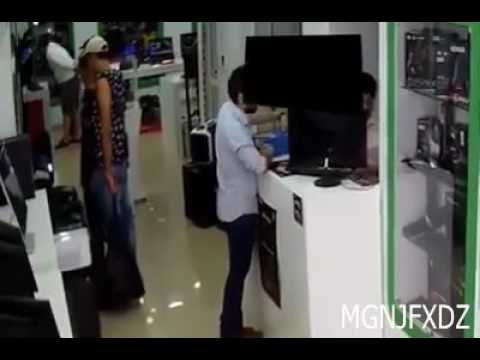 لحظة سرقة شخصين محل إلكترونيات في الجزائر