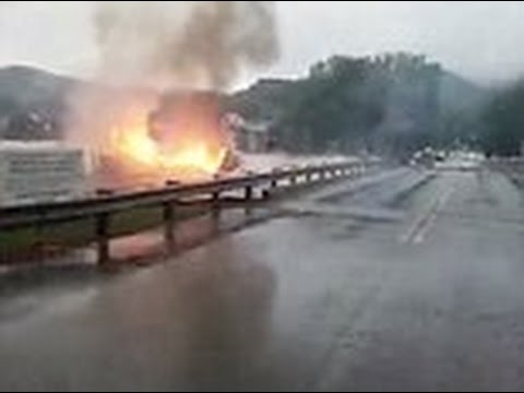 شاهد لقطات مروعة لفيضان يجرف منزلا محترقا