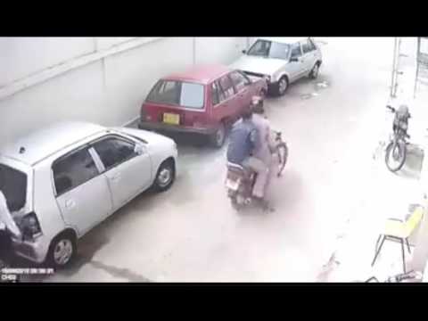 شاهد لحظة سرقة هاتف شاب في وضح النهار