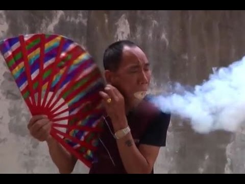 شاهد رجل يشعل نشارة خشب داخل فمه دون ولاعة