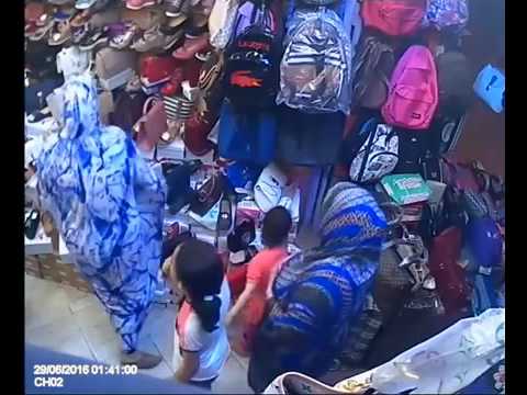 امرأة تسرق حقيبة في نهار رمضان