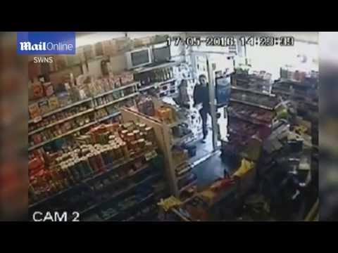 رجل شجاع يجبر لصًا على الفرار