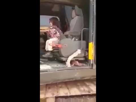 طفلة تشعل مواقع التواصل بمهاراتها في قيادة حفار