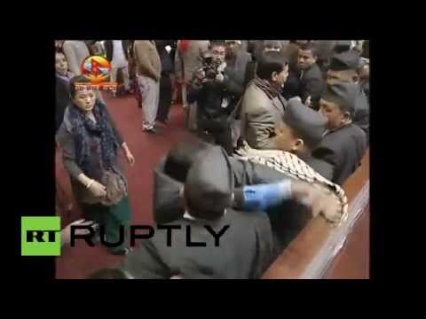 معركة حامية الوطيس داخل البرلمان في نيبال