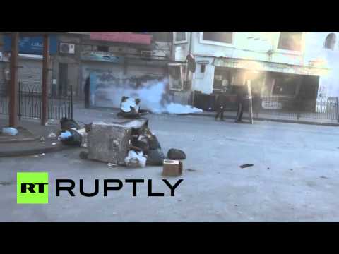 متظاهر يتلقى إصابة مباشرة بقنبلة غاز في البحرين