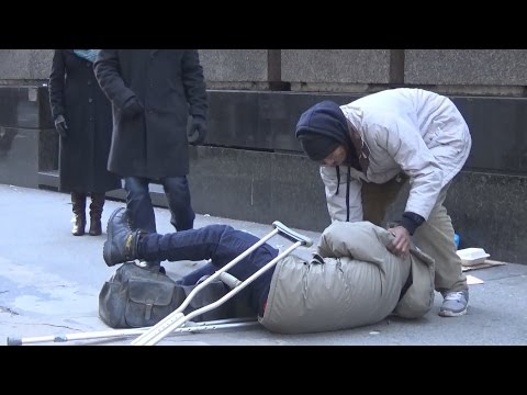 رد فعل المارة تجاه معاق يسقط في الشارع