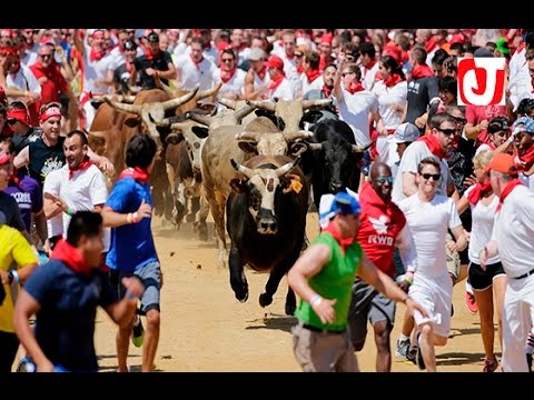 بالفيديو شاهد مهرجان الثيران بين المتعة والخطورة