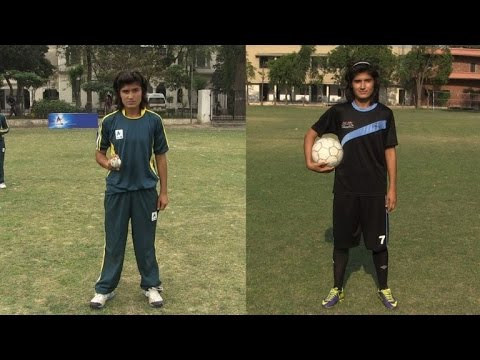 نجمة رياضية باكستانية تتنازعها لعبتا كرة القدم والكريكيت