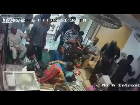 شاهد سطو مسلح على محل مجوهرات في الهند وسرقته