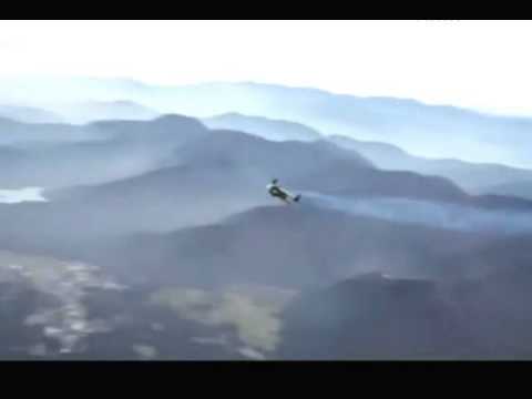 رجل طائر يحلق فوق أحد البراكين