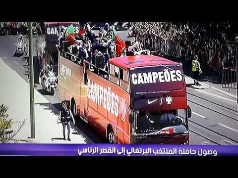وصول حافلة المنتخب البرتغالي الفائز الى القصر الرئاسي في لشبونة
