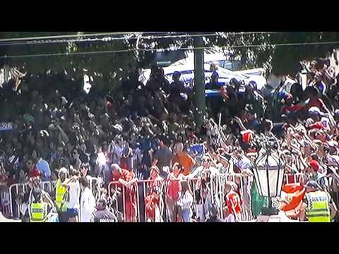 كريستيانو رونالدو يقدم الكاس لجمهور البرتغال بجانب مدرّبه والرئيس البرتغالي