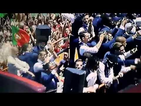 كريستيانو رونالدو يحيي جمهور البرتغال على متن الحافلة المكشوفة