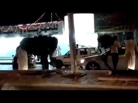 بالفيديو خناقة عنيفة بين يمني وعائلة سعودية