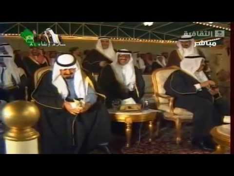 الملك عبدالله يمسك حمامة ثم يطلقها في الهواء