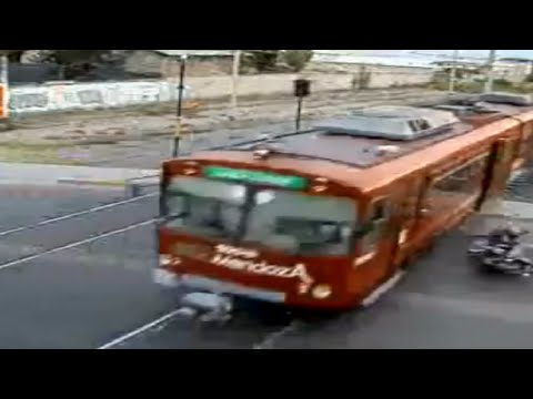 سائق دراجة يصطدم في ترام ويسقط أرضًا