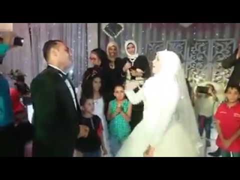 شاهد عروس تغني لزوجها الأصم بلغة الإشارة