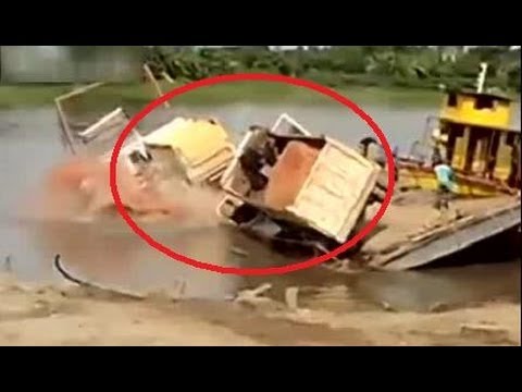 سقوط 4 شاحنات برازيلة عملاقة في النهر