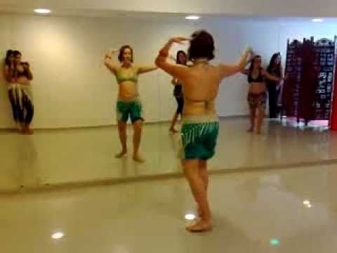 بالفيديو  رجل صيني يدرب الفتيات على الرقص الشرقي