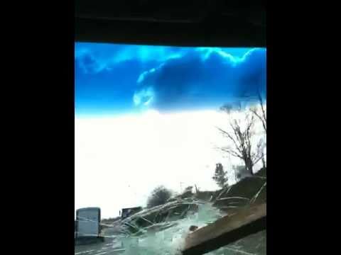 لحظة اختراق «خشبة» طائرة مقدمة سيارة