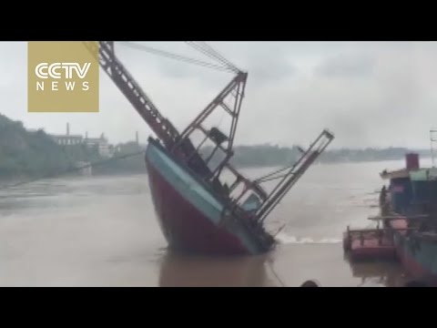 شاهد لحظات غرق قارب تجريف ضخم في أقل من دقيقة