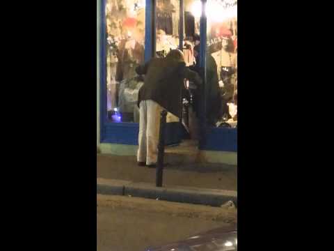 مسن مخمور يصطدم بباب متجر