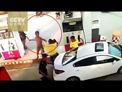 شاهد  سكران ينجو من الموت ضربًا فى 7 ثوان