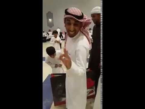 بالفيديو شاهد هدية غريبة تجبر عريس سعودي على خلع ثيابه