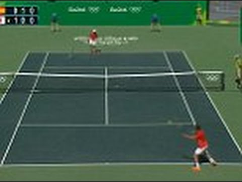 أوليمبي محظوظ يسقط مضرب التنس من يده ويفوز في المباراة