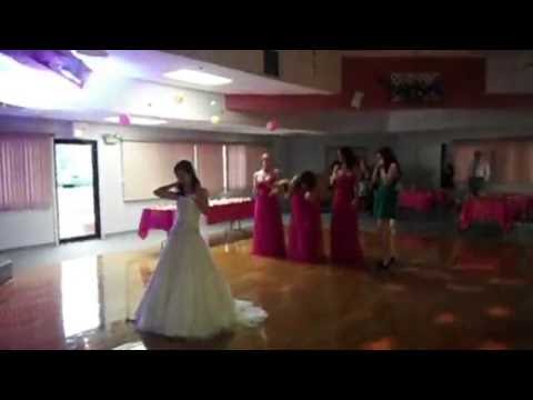 عروس تضع صديقتها في موقف محرج في حفل زفافها