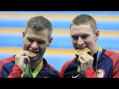 شاهد يانغ سون يحرز ذهبية سباق 200 متر للسباحة الحرة