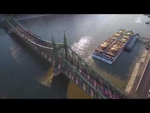 بالفيديو 600 شخص يمارسون اليوغا على جسر الحرية في المجر