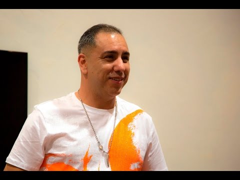 موس ماهر يذرف الدموع بسبب امرأة ويقول أنا ممثل واعر