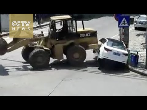 بالفيديو حادث عنيف بين بلدوزر وسيارة ملاكيبالفيديو حادث عنيف بين بلدوزر وسيارة ملاكي