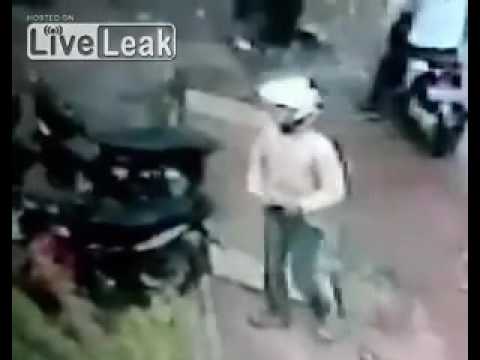 بالفيديو شاهد سرقة دراجة نارية تظهر على قناة تليفزيونية