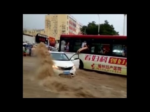 بالفيديو سائق حافلة صيني ينقذ ركاب سيارة من الغرق في الفيضان