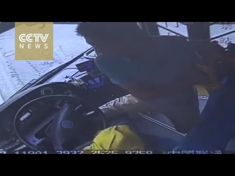 شاهد سائق أوتوبيس يعمل حتى الموت