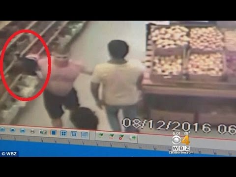 شاهد رجل يخطف طفلًا بطريقة غريبة من والديه