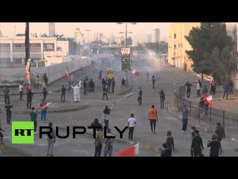استمرار الاشتباكات بين الشرطة والمتظاهرين في البحرين