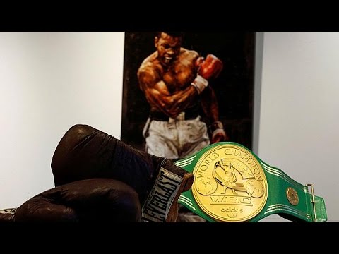 بالفيديوشاهد إنجازات الملاكم الأسطورة محمد علي كلاي تعرض للبيع في مزاد علني