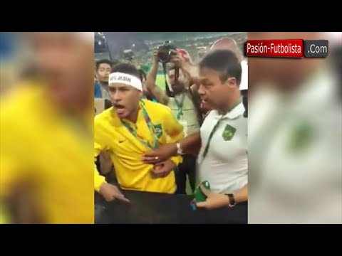 اللاعب نيمار يشتبك مع أحد المشجعين