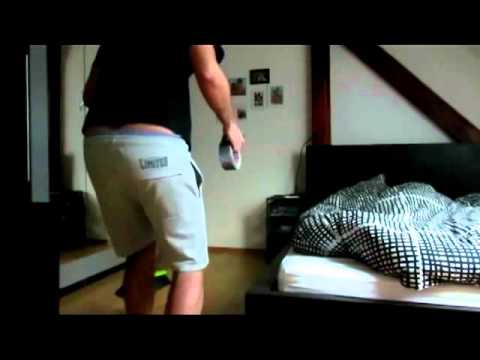 رجل ينفذ مقلب في زوجته