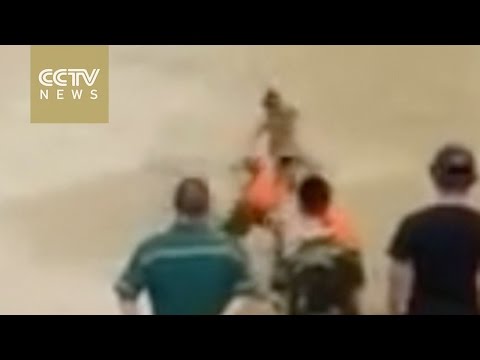 شاهد منقذون ينتشلون رجلًا يأخذ قيلولة