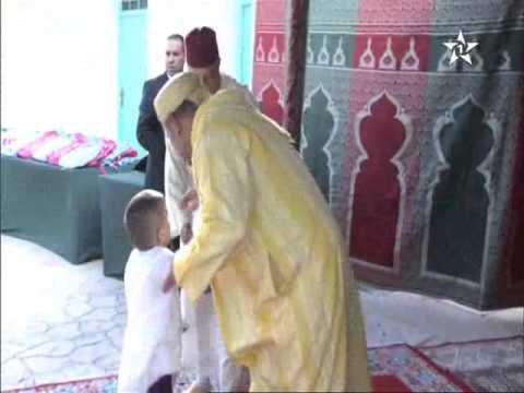 شاهد لقطة طريفة لطفلة مع الملك محمد السادس