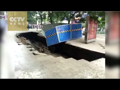 بالفيديو شاهد لحظات ابتلاع حفرة ضخمة للمارّة