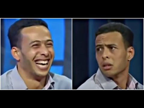 بالفيديو دخل يرقص و يغني و تفاجأ بشخص لا يستطيع النظر في وجهه